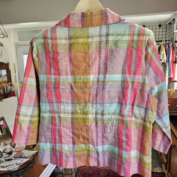 Silk Land linen Crop Blazer with 3/4sleeves and oversized buttons. - Picture 3 of 4